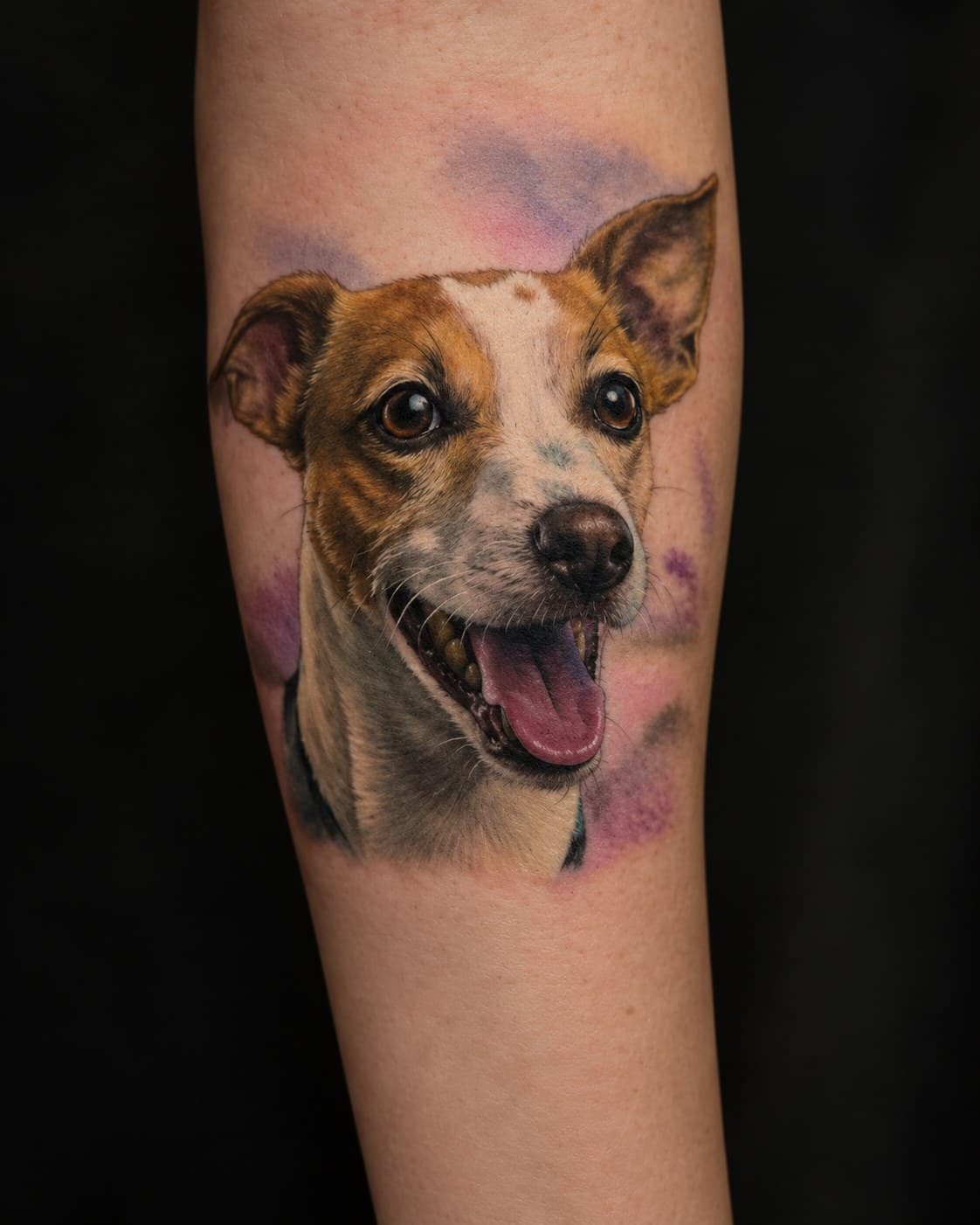 Retrato de cachorro em cor, com respingos de aquarela, no antebraço