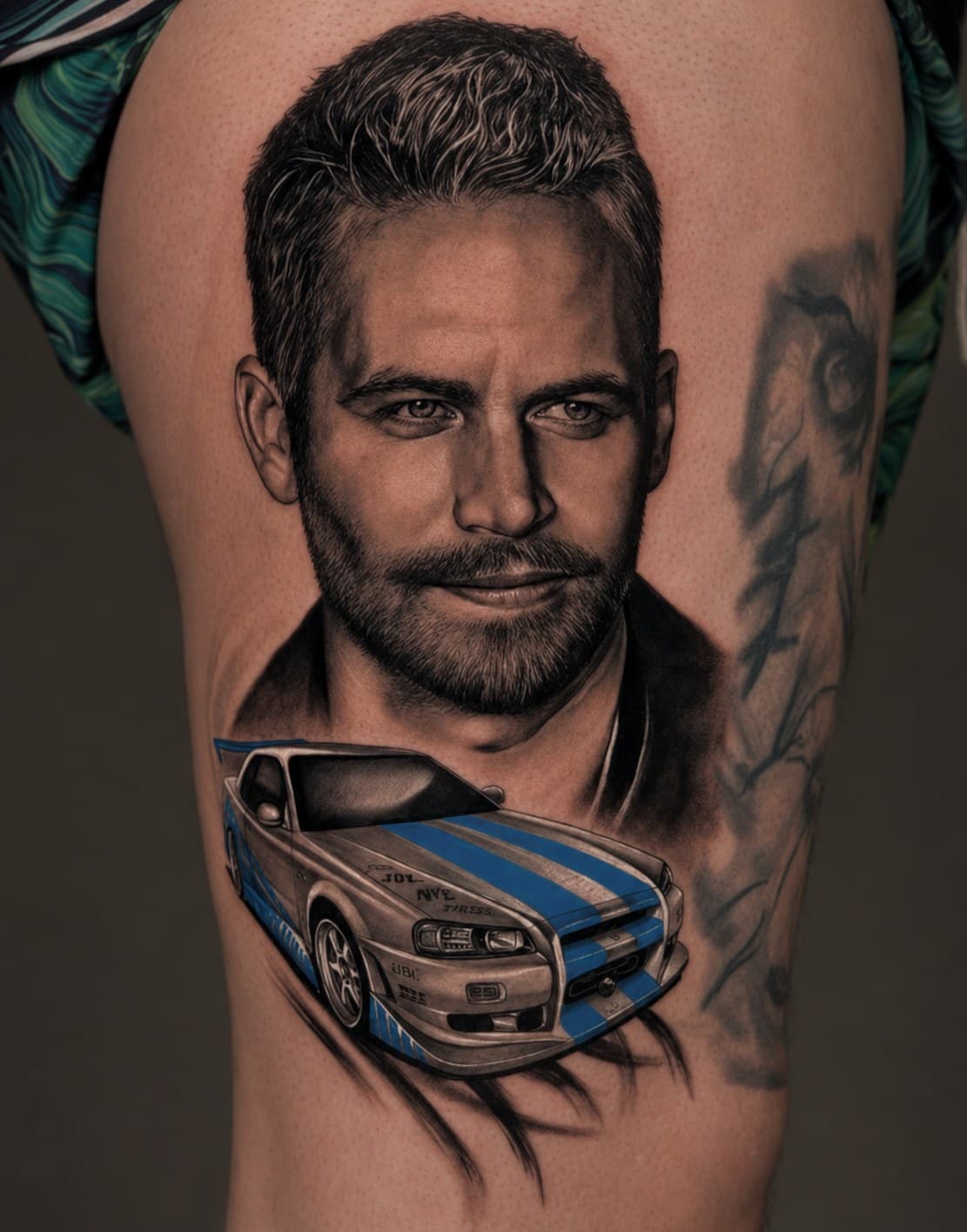 Retrato masculino com carro esportivo azul, na coxa